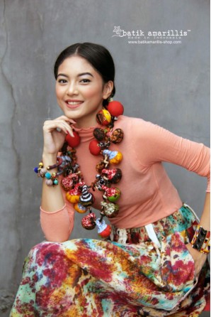 batik amarillis's lollies necklace