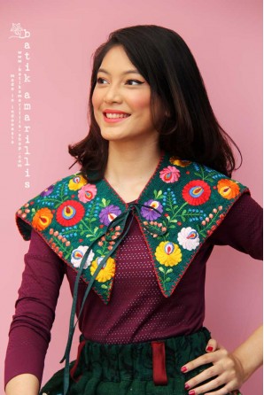 batik amarillis's mayflower collar