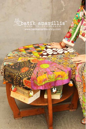 batik amarillis's round o' clock table cloth