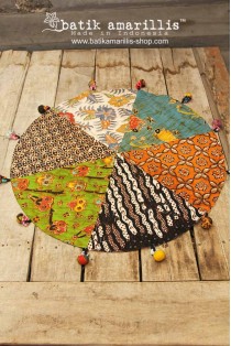 batik amarillis's round o' clock table cloth