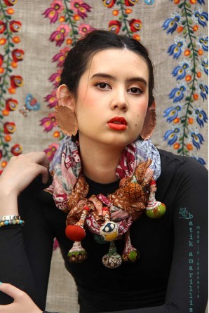 batik amarillis's signatured lollies shawl