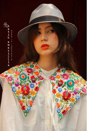 batik amarillis's mayflower collar